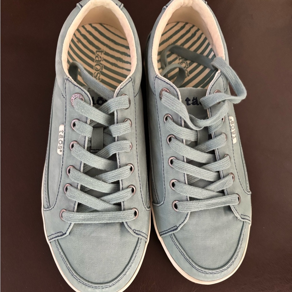 Taos NWOT Size 9 Moc Star 2 Sneakers